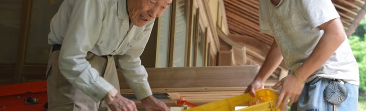 完熟梅の梅干し、ひとつひとつ丁寧に。徳島県神山町、大久保定一さん・由圭理さん 完熟梅の梅干し、ひとつひとつ丁寧に。徳島県神山町、大久保定一さん・由圭理さん