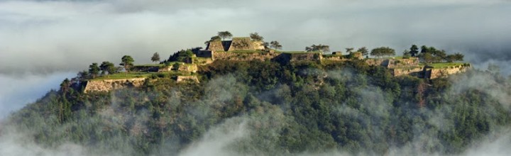 GoogleのCMに登場する「日本のマチュピチュ」は、兵庫県の山城遺跡「竹田城跡」です。 Castle in the Sky “Takeda castle ruin” GoogleのCMに登場する「日本のマチュピチュ」は、兵庫県の山城遺跡「竹田城跡」です。 Castle in the Sky “Takeda castle ruin”