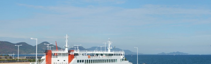 直島へ向かう水玉フェリー Polka-dot ferry to Naoshima island 直島へ向かう水玉フェリー Polka-dot ferry to Naoshima island