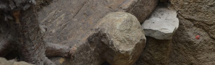 【写真レポート】東かがわ市で刳抜式石棺が発見されました! Stone coffin at Kagawa 【写真レポート】東かがわ市で刳抜式石棺が発見されました! Stone coffin at Kagawa