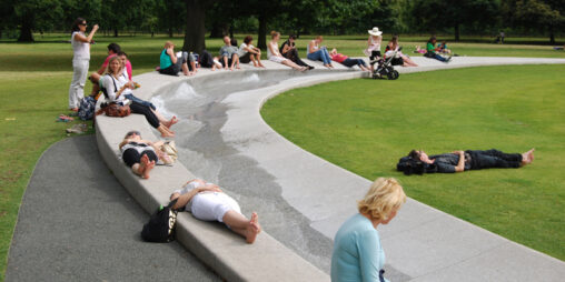 ダイアナ妃メモリアム噴水, キャサリン・グスタファソン - Diana Memorial Fountain, Kathryn Gustafson