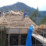 小豆島に江戸時代から残る国定重要有形民俗文化財「中山農村歌舞伎舞台」の茅葺（かやぶき）屋根が20年ぶりに葺き替えられました。