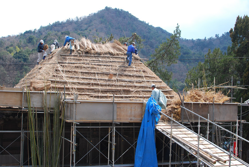 小豆島に江戸時代から残る国定重要有形民俗文化財「中山農村歌舞伎舞台」の茅葺（かやぶき）屋根が20年ぶりに葺き替えられました。