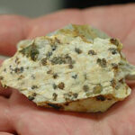 携帯電話に欠かせないなレアアース（希土類）とレアメタル（希少金属）でできた新種の鉱物が、愛媛県の山で発見！ – Rare earths and rare metals discovered in the mountains of Ehime!