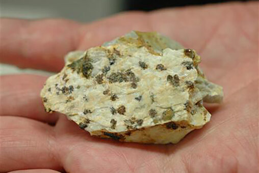 携帯電話に欠かせないなレアアース（希土類）とレアメタル（希少金属）でできた新種の鉱物が、愛媛県の山で発見！