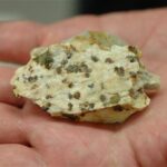 携帯電話に欠かせないなレアアース（希土類）とレアメタル（希少金属）でできた新種の鉱物が、愛媛県の山で発見！「日本産業界が歓喜している」と中国メディア。 #四国 #愛媛