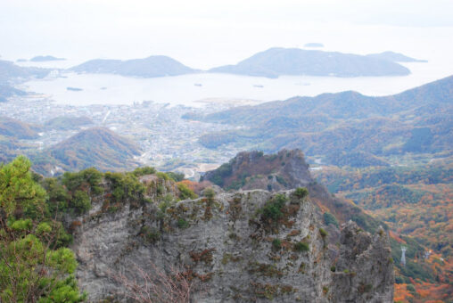 日本書紀にも記述がある奇勝、小豆島 寒霞渓 (かんかけい) の紅葉 - The autumn colours of Kankei-gorge on Shodoshima Island, a scenic beauty spot mentioned in the Chronicles of Japan.