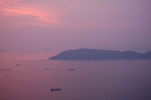 島々に　灯をともしけり　春の海　（正岡子規）