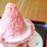 愛媛・今治、登泉堂。いちごミルクのかき氷 Tosendo’s shaved ice with strawberry syrup