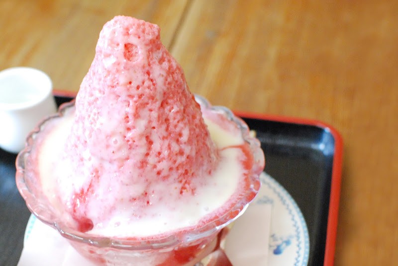 愛媛・今治、登泉堂。いちごミルクのかき氷 – Tosendo’s shaved ice with strawberry syrup