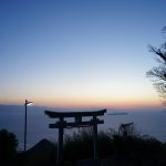 天空の神社、七宝山から瀬戸内の島を眺める – Shrine gate in the sky. The view from Mt. Shippou