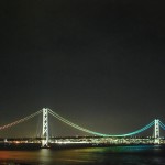 瀬戸内海を虹色に染める世界最長の吊り橋、明石海峡大橋 – Akashi Kaikyo Bridge is the longest cable-suspended bridge in the world. It reflects in rainbow color on Seto Inland Sea.