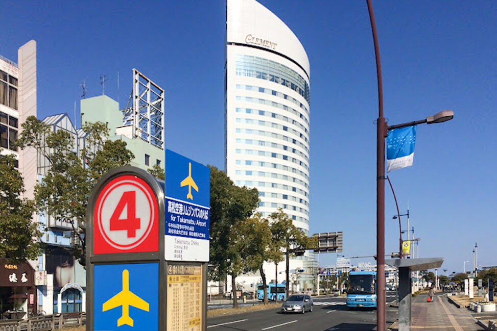 高松空港行のバス停案内がピクトグラムに！高松市U40の提案をうけて - Pictograms were used for bus stop guidance to Takamatsu Airport.