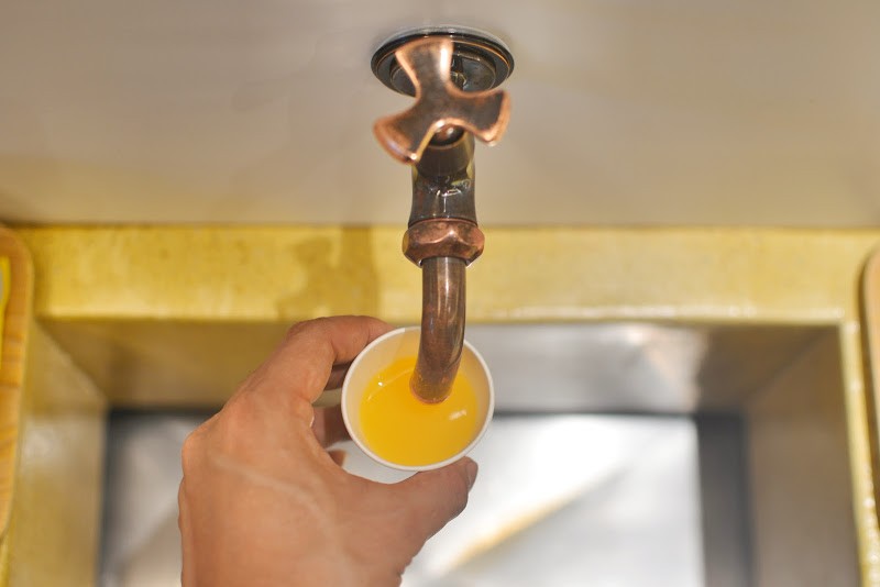 みかんジュースの蛇口、今治タオルを選べる宿「道後やや」 – “Dōgo Yaya”,  selectable Imabari towel and  orange juice from faucet