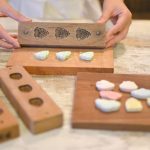 四国唯一の菓子木型職人「木型工房市原」と和三盆体験「豆花」 – Traditional wooden mold for Japanese sweets
