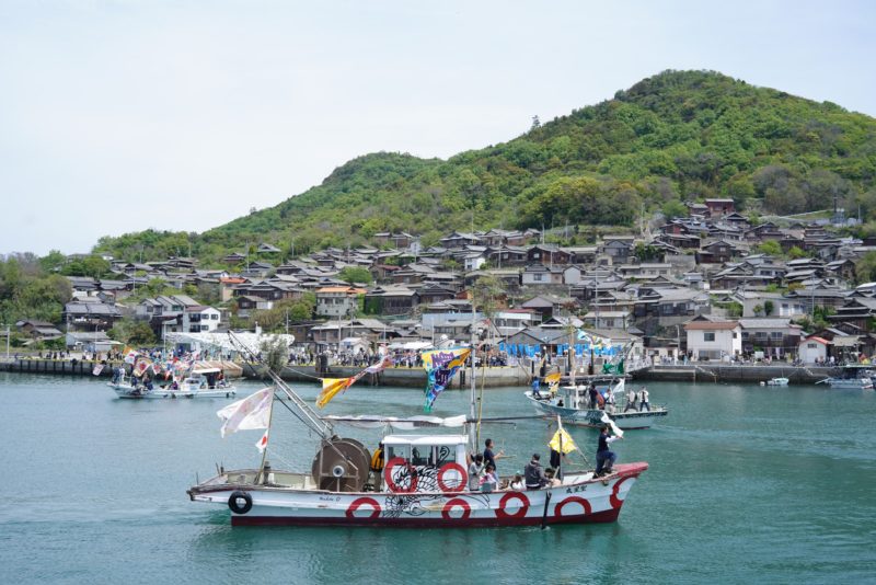 男木島、心躍る、踊り込み – “Odorikomi” boat parade festival at Ogijima island