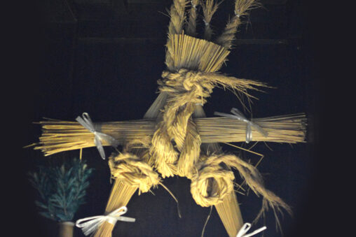 伊吹島独特な形のしめ飾り『懸の魚（かけのいお）』 - "Kakenoio" of Ibukijima island, a New Year festoon made of sacred straw