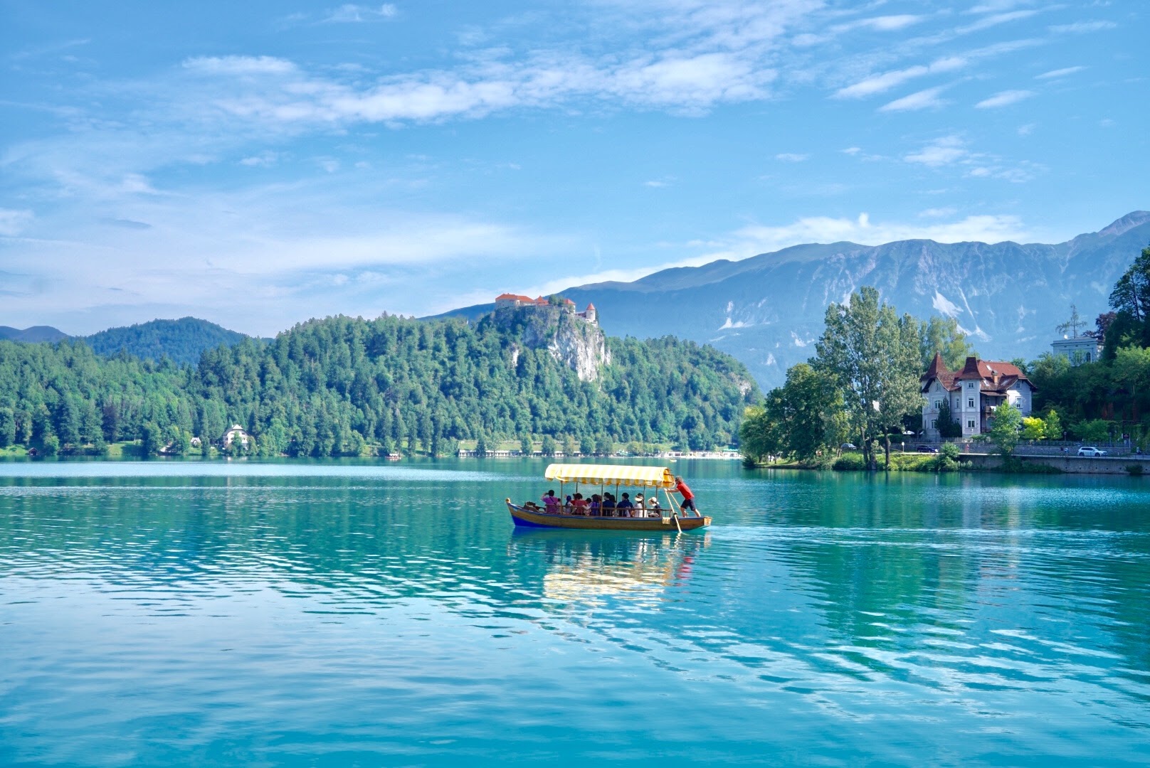 伝統の手漕ぎのボートでしか渡れない小さな島 ブレッド湖 Lake Bled Slovenia 物語を届けるしごと