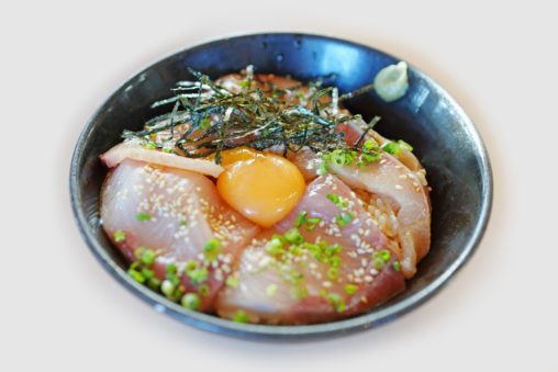 オリーブハマチ丼 – Rice bowl topped with Olive Hamachi (yellow-tail)