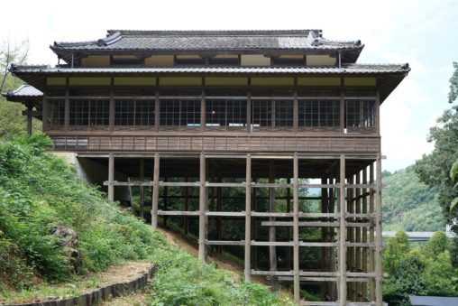 斜面に建つ懸け造りの『参籠殿』少彦名神社 – Sanrouden, Sukunahikona shrine