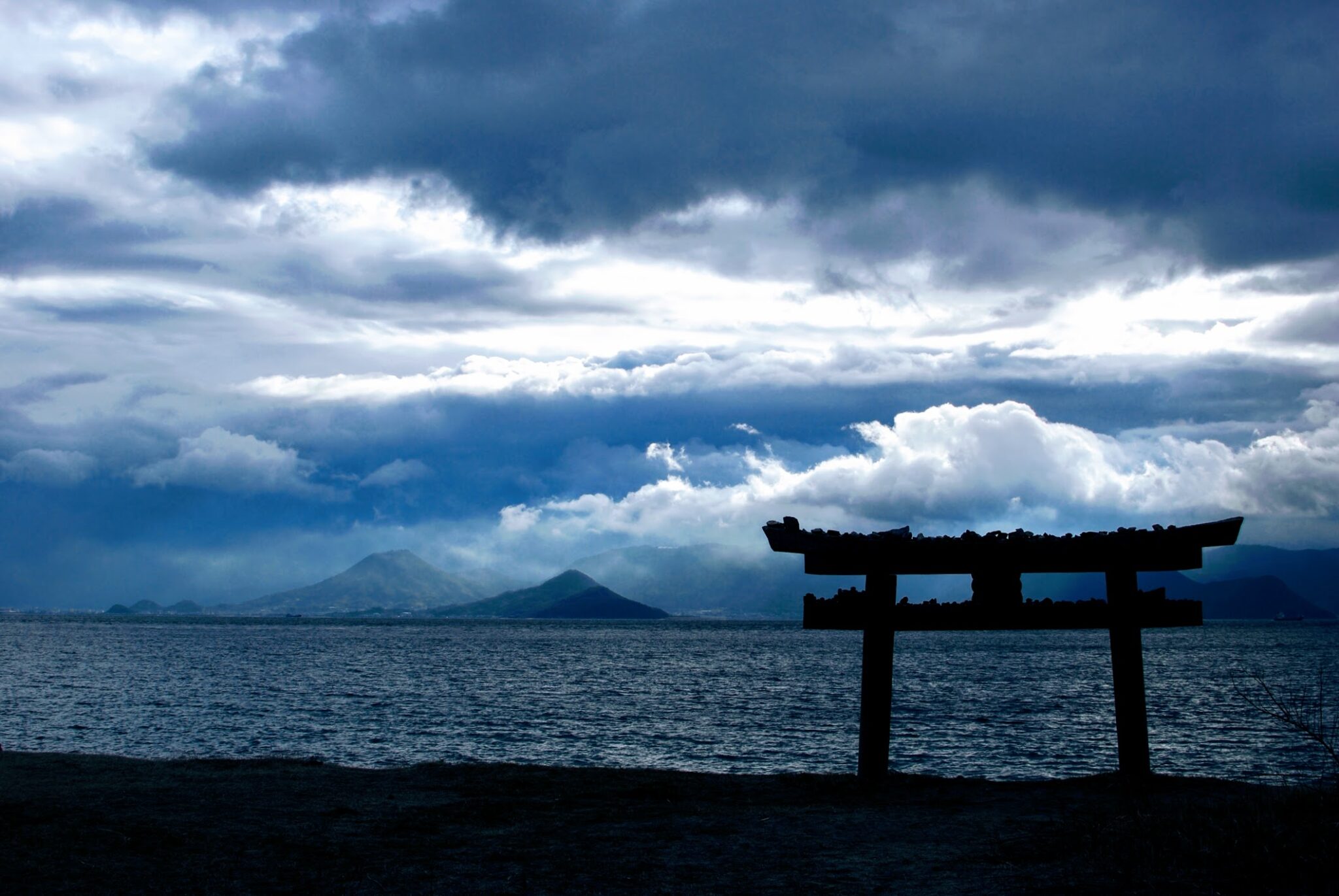 直島、崇徳上皇ゆかりの地を歩く。琴弾地（ごたんぢ）の浜 – Naoshima island with Emperor Sutoku. Gotan-ji beach