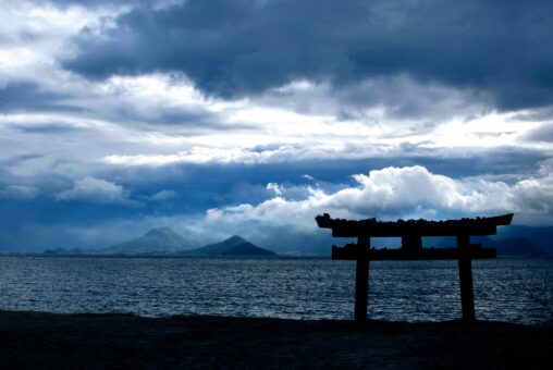 直島、崇徳上皇ゆかりの地を歩く。琴弾地（ごたんぢ）の浜 - Naoshima island with Emperor Sutoku. Gotan-ji beach