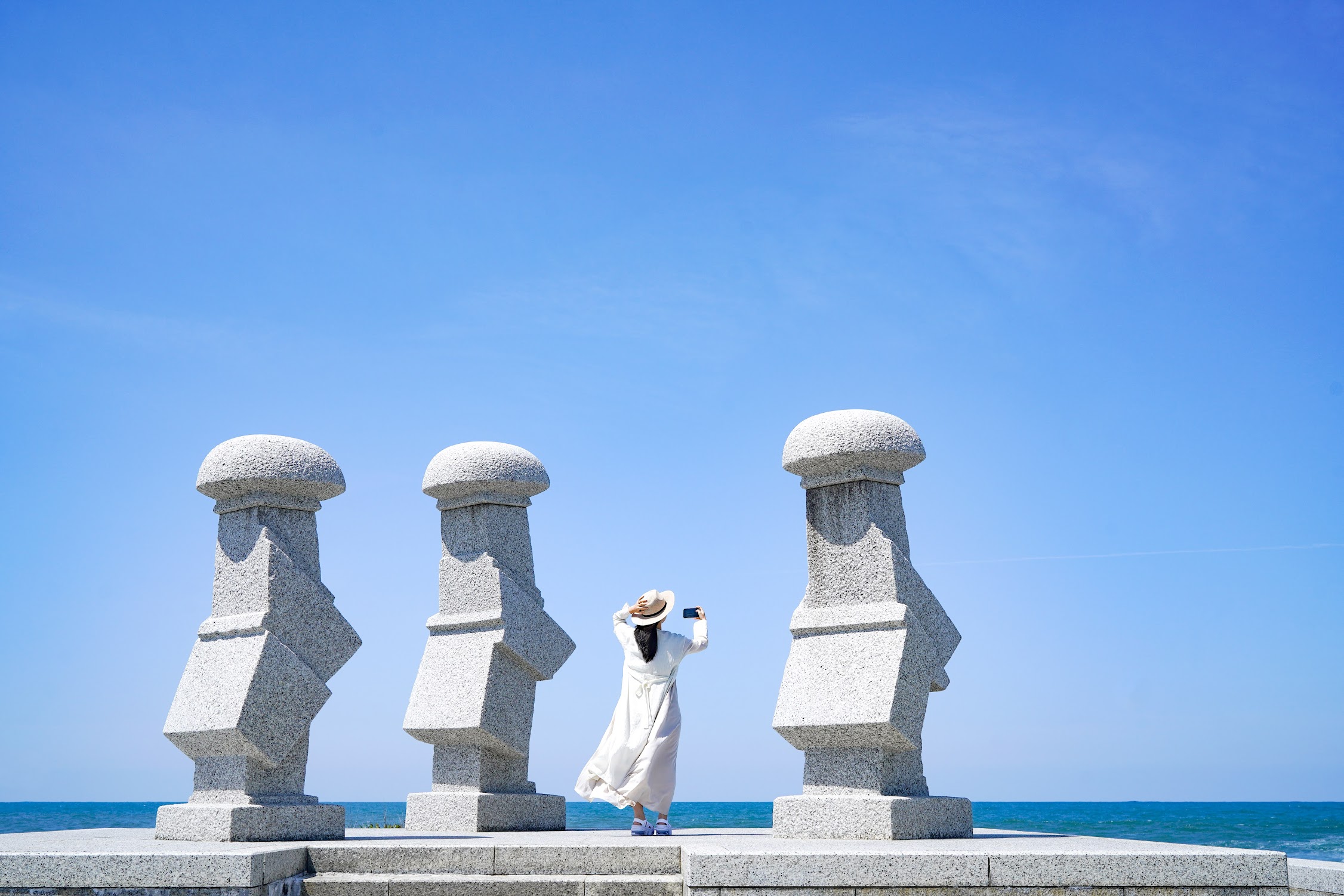 日本海に向かう旅姿、流政之『波しぐれ三度笠』 – Namishigure
