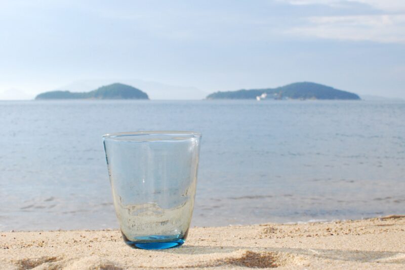 庵治石をガラスに溶かしたら瀬戸内海色になりました『さぬき庵治石硝子』 – Colour of the Seto Inland Sea “Aji Glass”
