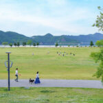 【徳島】海辺の広大な芝生が心地いい！『鳴門ウチノ海総合公園』 – [Tokushima] The vast lawn by the seaside is comfortable! Naruto Uchinoumi General Park.