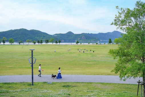 【徳島】海辺の広大な芝生が心地いい！『鳴門ウチノ海総合公園』 - [Tokushima] The vast lawn by the seaside is comfortable! Naruto Uchinoumi General Park.