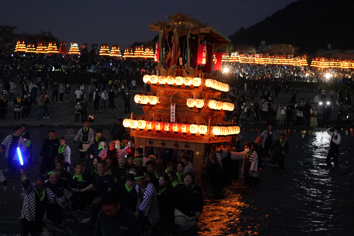 愛媛 10/11-17】屋台が川を渡る幻想的な西条祭り 伊曽乃神社の宮 愛媛 10/11-17】屋台が川を渡る幻想的な西条祭り 伊曽乃神社の宮