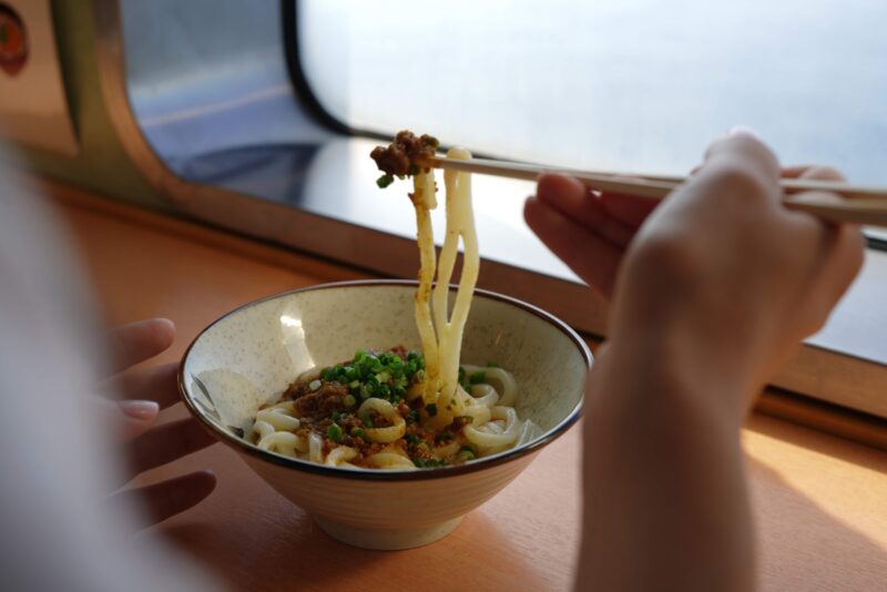 ジャンボフェリーで食べることのできる100%オリーブ牛カレーうどん – Olive Beef Udon Noodle of Jumbo Ferry