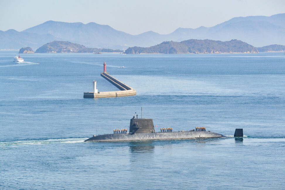 潜水艦『まきしお』が高松港へ - The submarine Makishio arrives at Takamatsu port
