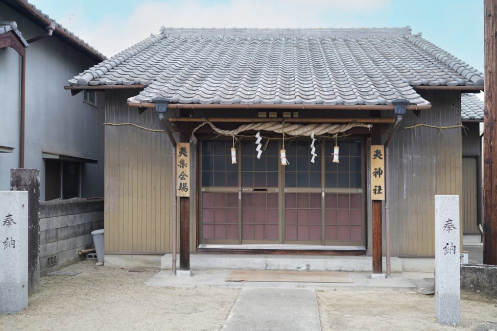 かつて入江にあった夷（えびす）神社 - 'Ebisu Shrine', once located on the coast.
