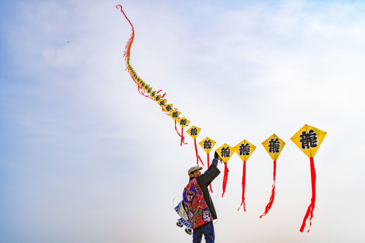 凧 若花田 寺尾 タコ」ではなく「イカ」と呼ばれる津田の凧揚げ – Kite flying in