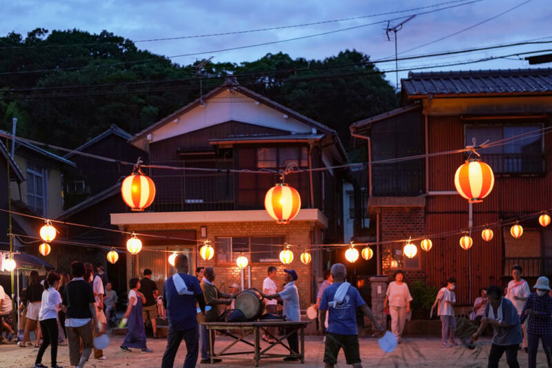 【香川】位牌を背負う櫃石島の盆踊り – [Kagawa] Bon dance of Hitsuishi Island