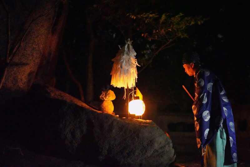 巨石信仰とカラスが吉兆を占う神事。宇夫階（うぶしな）神社の初白祭（はつもうしさい）『オトグイ神事』 – Gigantic stone beliefs and a Shinto ritual in which a crow divines good omens. ‘Otogui ritual’ of Ubushina Shrine