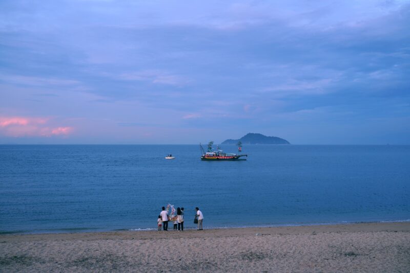 【愛媛】宮島さん。桜井・厳島神社の藁船流し – [Ehime] Miyajima-san. Straw boat floating in Sakurai, Imabari city