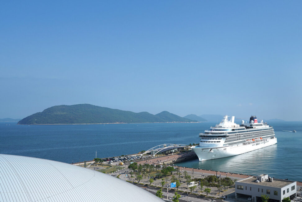クルーズ船「飛鳥Ⅲ」、高松港に初寄港！ – Cruise ship Asuka III makes maiden call at Takamatsu Port!