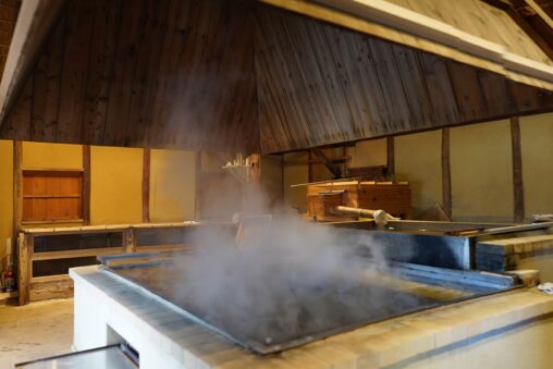 【香川】塩の町・宇多津に息づく入浜式塩田「初釜神事」 - 【Kagawa】New Year ritual of lighting the fire in the salt-making cauldron