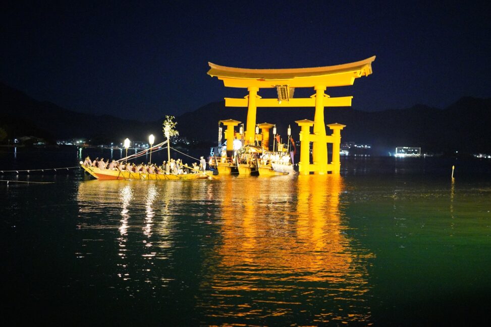 日本三大船神事の一つ。厳島神社最大の神事「管絃祭（かんげんさい）」 - One of Japan’s three great maritime rituals. The ‘Kangen-sai’, the grandest ritual at Itsukushima Shrine.