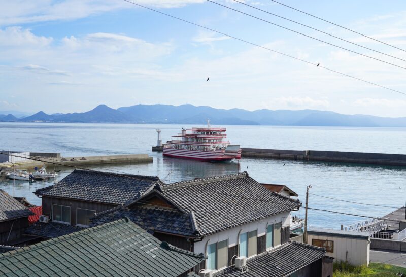 美味しい島のごはんと宿。男木島の路地にたたずむ「鍬と本(くわとほん)」 – Delicious island cuisine and accommodation. ‘Kuwatohon’, nestled in the alleyways of Ogijima